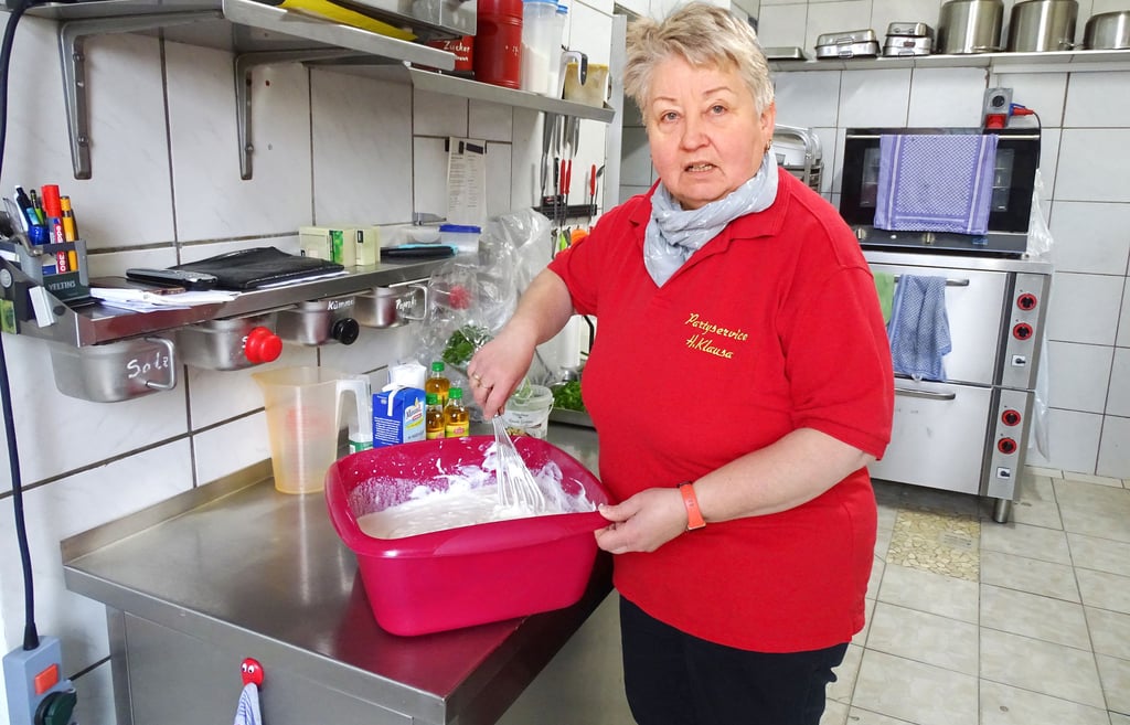 Petra Klausa rührt Quark, er soll mit Leinöl zu Kartoffeln gereicht werden. Ob die regionale Spezialität bei Ukrainern ankommt?