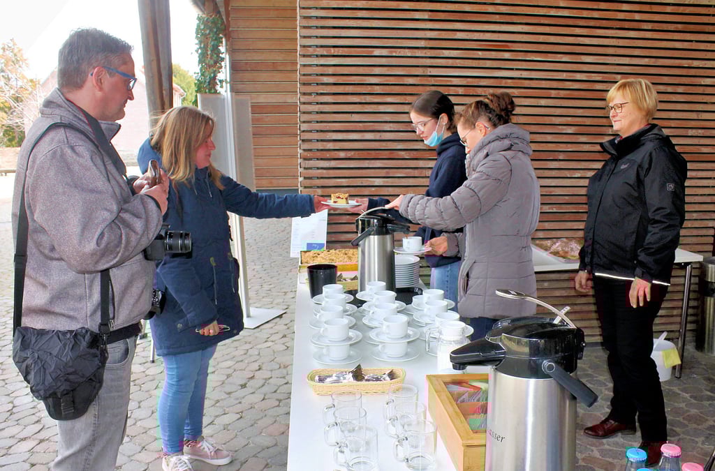 Das Drübecker Klosterteam um Gabriele Schmidt, Julia Trümpelmann und Lucia Odenbach (von rechts) verkaufte Kaffee und Kuchen zugunsten der Ukrainehilfe.