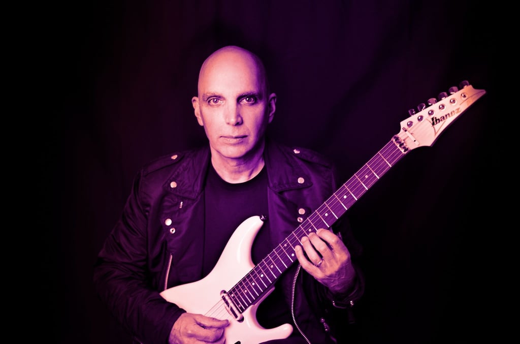 Joe Satriani lässt die Gitarre sprechen.