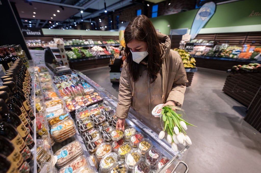 In Supermärkten wurde die Maskenpflicht aufgehoben. Viele Menschen tragen dennoch weiter einen Mund-Nasen-Schutz.