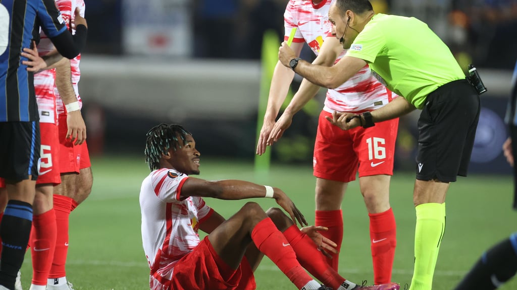 Ein Farewell von Schiedsrichter Lahoz an Mohamed Simakan