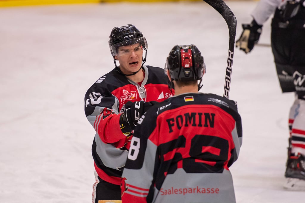 Jannik Striepeke und Michael Fomin werden nicht mehr für die Saale Bulls aufs Eis gehen.