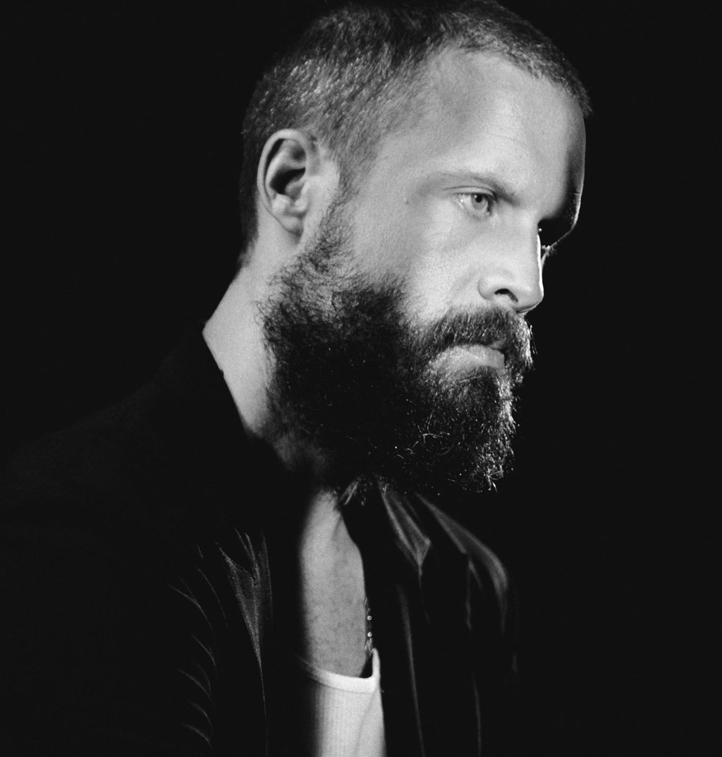 Father John Misty schlägt ein neues Kapitel auf.
