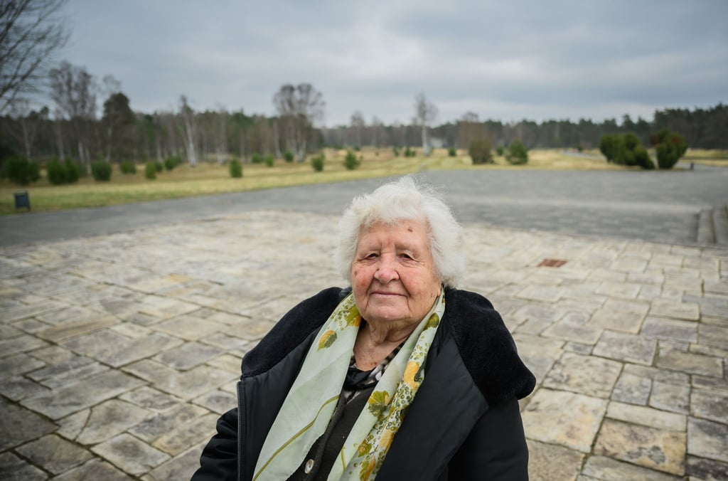 Anastasia Gulej aus Kiew besucht die Gedenkstätte des Konzentrationslager Berge-Belsen. Die Überlebende der Lager Auschwitz, Buchenwald und Bergen-Belsen musste im hohen Alter vor dem Krieg aus der Ukraine nach Deutschland fliehen.