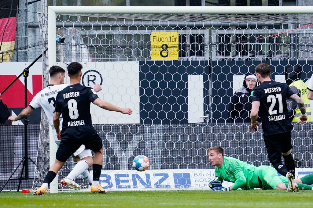 Dario Dumic (l) brachte Sandhausen beim Sieg gegen Dresden in Führung.