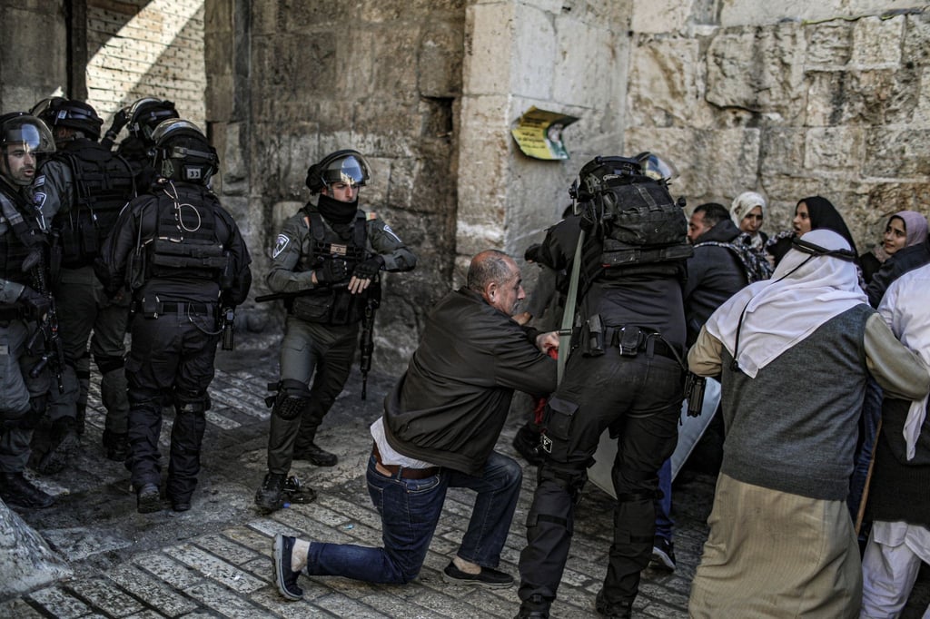 Israelische Sicherheitskräfte gehen bei Zusammenstößen mit Palästinensern auf dem Al-Aqsa-Gelände in Jerusalem an einem Kontrollpunkt in Stellung.