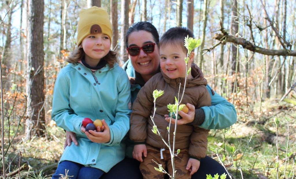 Mathilda (7, l.) und Gustav (4, r.) zeigen stolz ihre Ostereier, die sie mit ihrer Mutter Stefanie Kother gefunden haben.