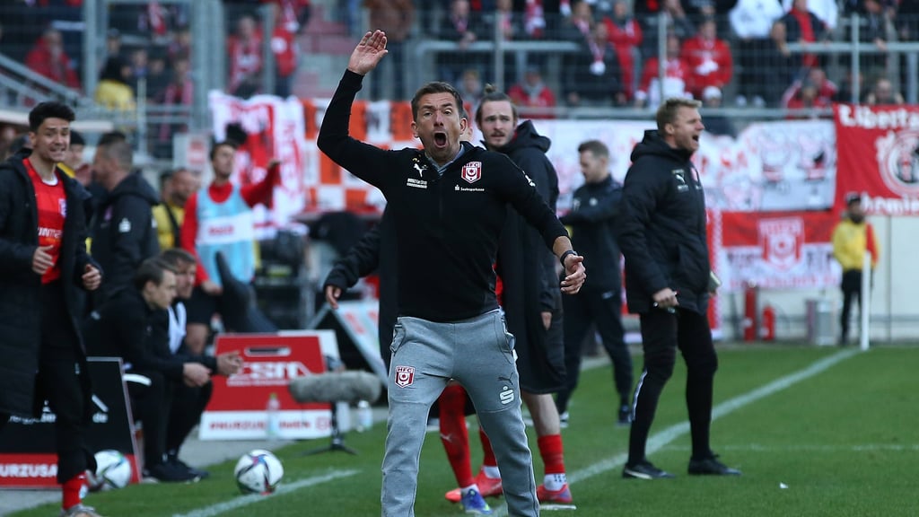 HFC-Trainer André Meyer macht seinem Unmut über die Schiedsrichterentscheidung Luft - und sieht dafür die Gelb-Rote Karte.