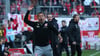 HFC-Trainer André Meyer macht seinem Unmut über die Schiedsrichterentscheidung Luft - und sieht dafür die Gelb-Rote Karte.