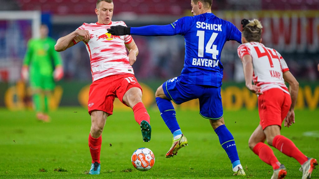 RB Leipzigs Lukas Klostermann (l.) im Zweikampf mit Leverkusens Patrik Schick.