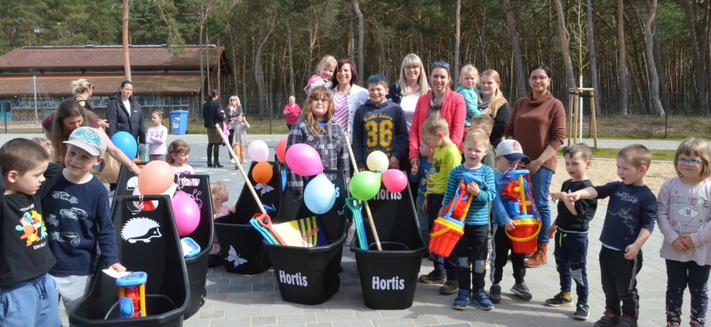 Der Förderverein von Kita und Hort in Schönhausen hatte zum Osterfest viele Präsente für die Kinder gekauft. Mit diesen Wagen kann das Spielzeug rascher nach draußen transportiert waren.