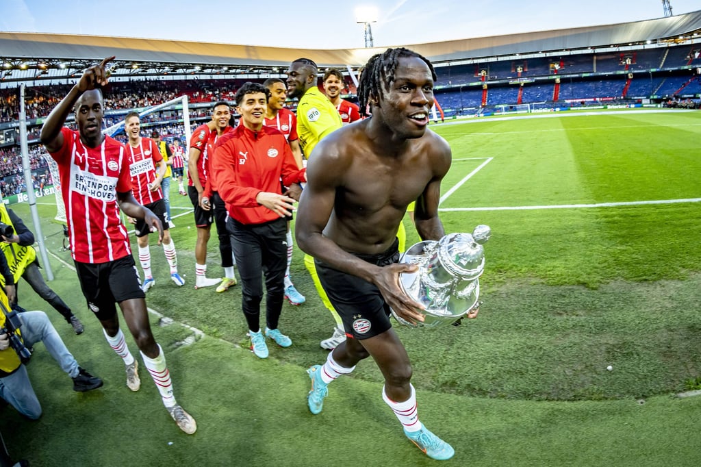 Her mit dem nächsten Pokal: Bruma an der Spitze des PSV-Jubelzuges, in der Mitte RB-Keeper Mvogo