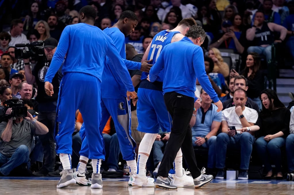 Luka Doncic (2.v.r.) hat sich im Spiel gegen die Spurs an der Wade verletzt.