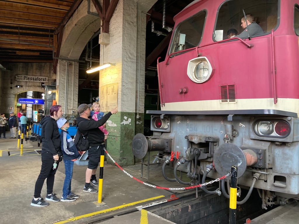 Schienen-Riese: Viele Familien mit Kindern bestaunten die Technik im DB-Museum.