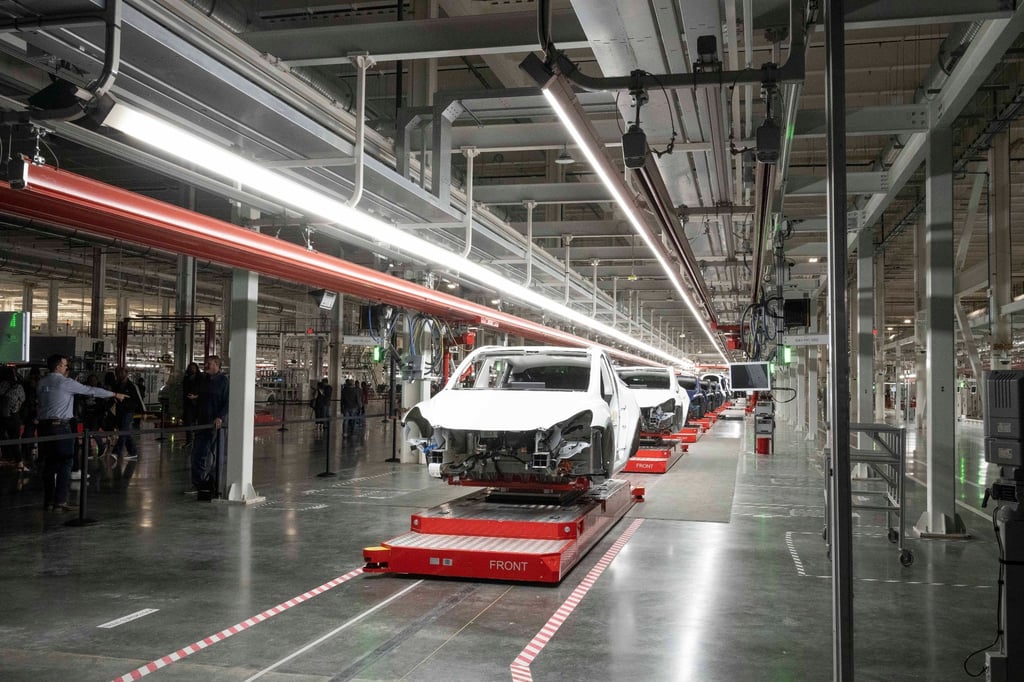 Robotermaschinen säumen die Fertigungsstraße in der neuen Tesla Gigafactory Texas. Das Werk ist die größte Produktionsstätte in den USA und wird mehr als 1.000 Elektroautos pro Tag herstellen können.