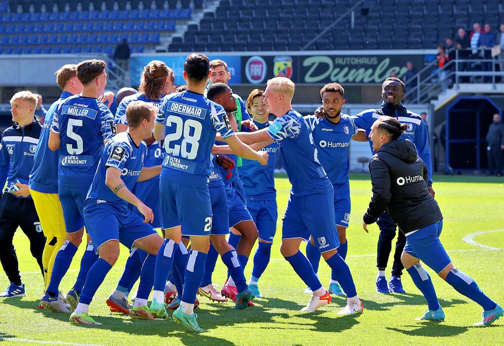 Nach dem erlösenden Siegtor von Joker Tatsuya Ito (5. v. r.) kennt der Jubel der Magdeburger Spieler keine Grenzen. Die Tür zur 2. Bundesliga steht jetzt sperrangelweit offen, schon gegen Zwickau am kommenden Sonntag kann der FCM alles klarmachen.
