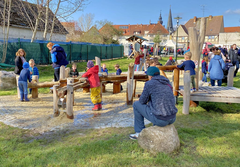 Nach der offiziellen Freigabe des Geländes gab es bei den Kleinen kein halten mehr. Sie wollten möglichst schnell die vielen neuen Möglichkeiten für Sport, Spiel und Spaß in Beschlag nehmen.