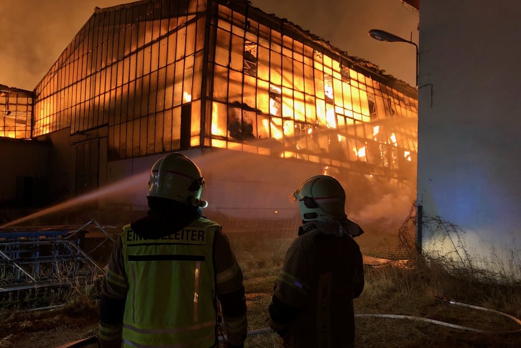 Mitten in der Nacht mussten die Kameraden am Ostermontag zu einem Großbrand in Neu Staßfurt ausrücken.