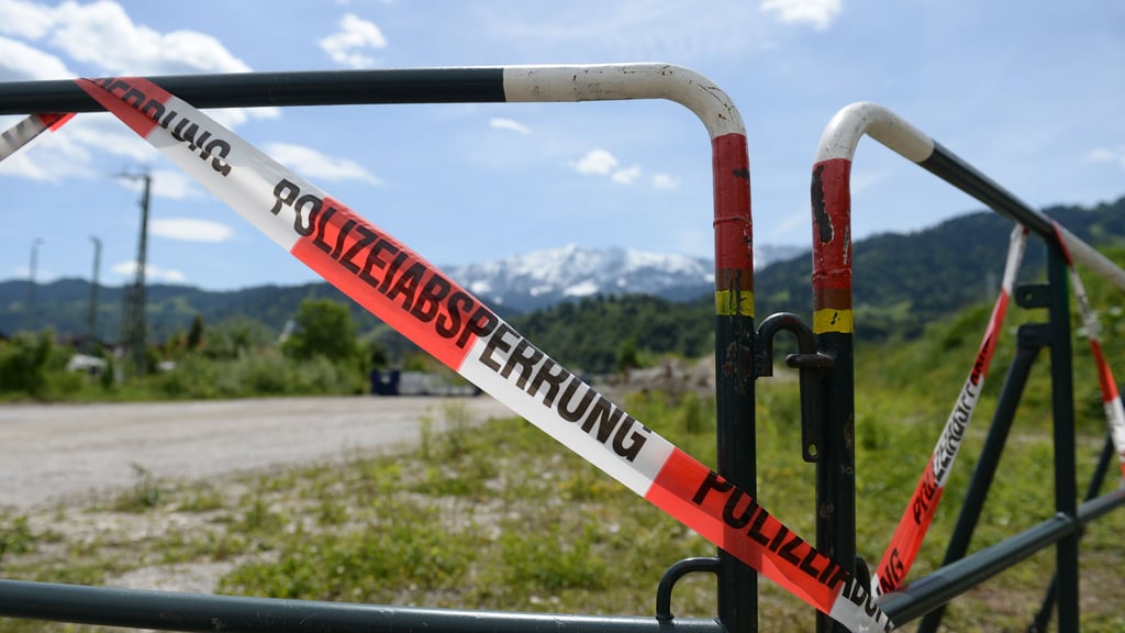 Illustration: Absperrband der Polizei hängt in Garmisch-Partenkirchen (Bayern).
