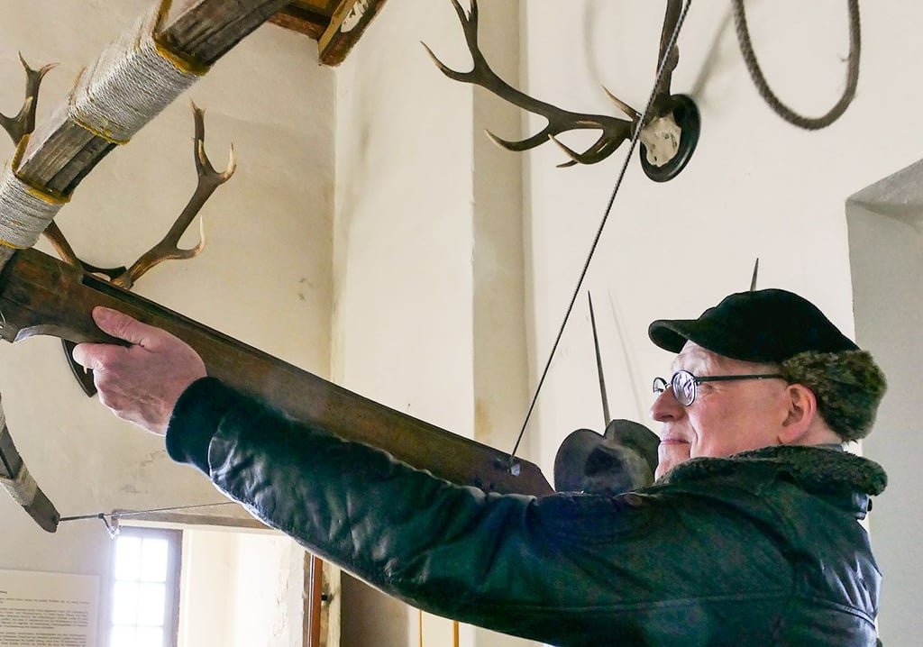 Auch wie die Armbrust funktioniert, führt Bernd Hopke im Annaburger Hinterschloss vor.