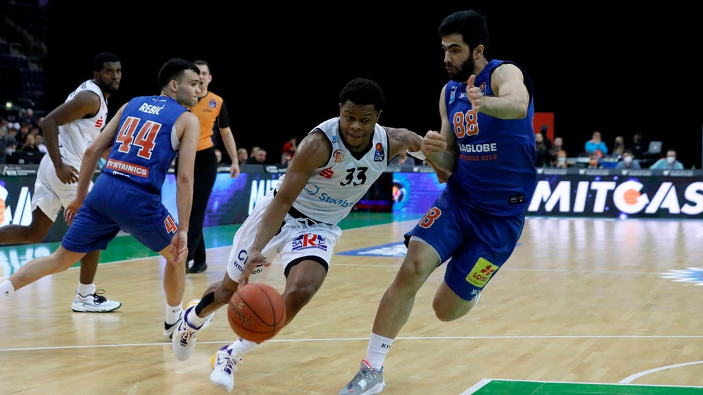 MBC-Profi Behnam Yakhchali (r.) verteidigt den Chemnitzer Eric Washington.