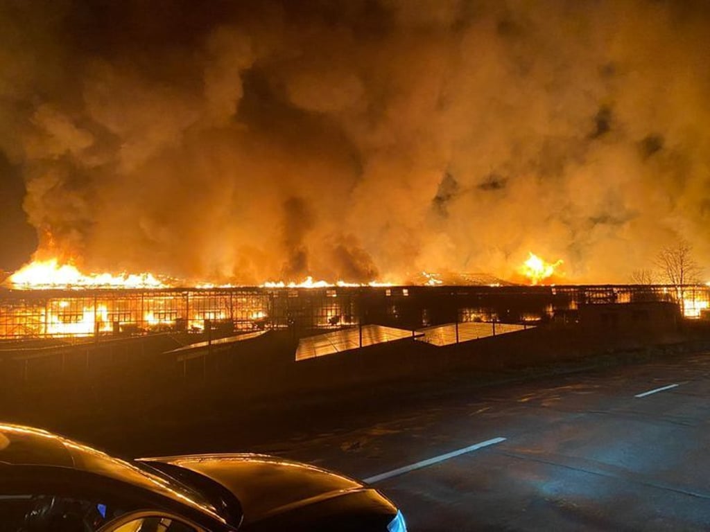 An der Ortsdurchfahrt Neu Staßfurt gab es in der Nacht zu Ostermontag einen ersten Vollbrand einer Lagerhalle.