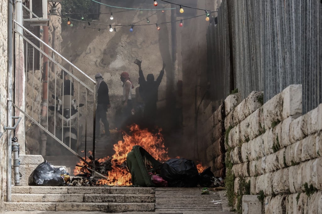 Palästinenser zünden in der Altstadt von Jerusalem einen Mülleimer an.