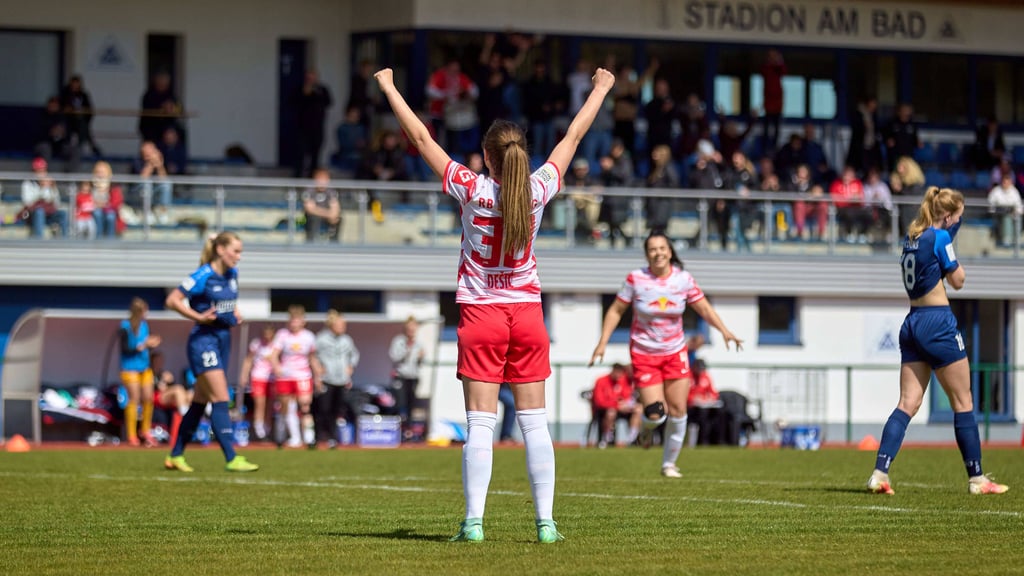 Medina Desic bejubelt nach Abpfiff den Sieg von RB Leipzig über Borussia Bocholt.