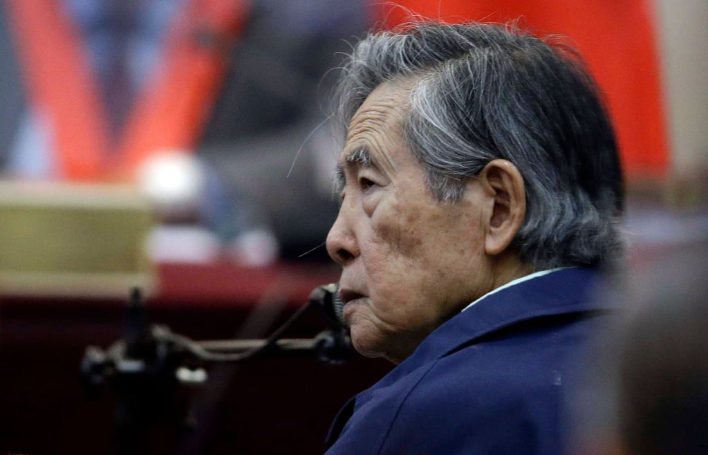 Alberto Fujimori während seiner Aussage in einem Gerichtssaal auf einer Militärbasis. Perus inhaftierter Ex-Präsident ist erneut ins Krankenhaus gebracht worden.
