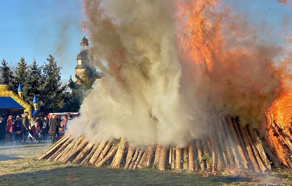 Das Osterfeuer in Grabo wirft wohlige Wärme, da kann keinem Gast auf der Festwiese kalt werden.