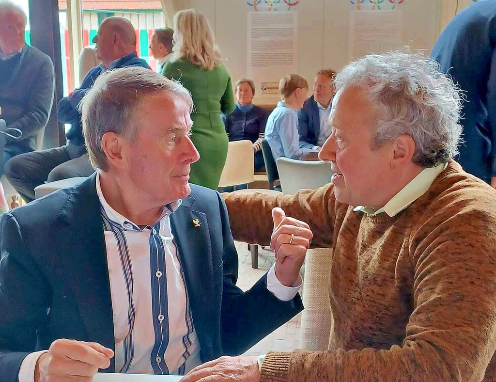 Sportler unter sich: Hennie Kuiper in einem intensiven Gespräch mit Horst Schäfer.