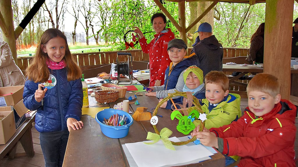 Aus Weidenruten bauen die kleinen und großen Helfer des Osterhasens in der Freiluftwerkstatt in Kämkerhorst dekorative Tür- und Fensterkränze.