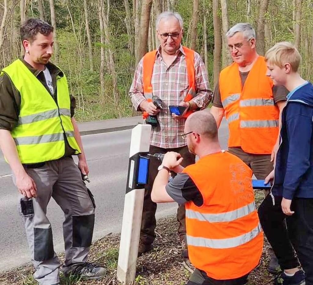 Beim Anschrauben des letzten Reflektors durch Marcel Gratzik, dürfen Sascha Riegler (v. li.) Jens Hohm, Lothar Jänsch und Tilmann Gratzik schon mal checken, ob ihr Mitjäger auch alles richtig macht.