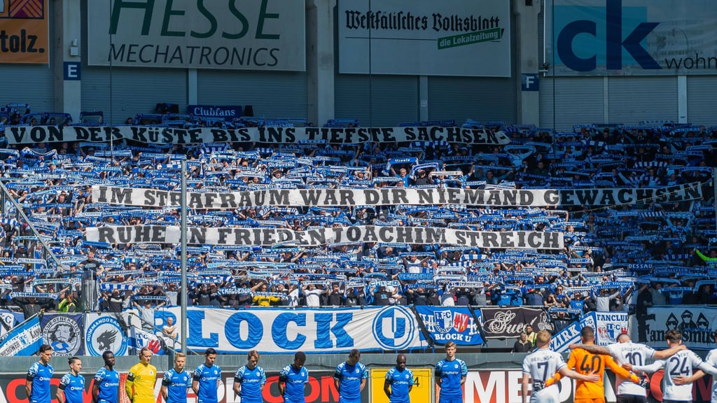 Die Fans des 1. FC Magdeburg verabschiedeten sich mit einem Banner von Klublegende Joachim Streich.