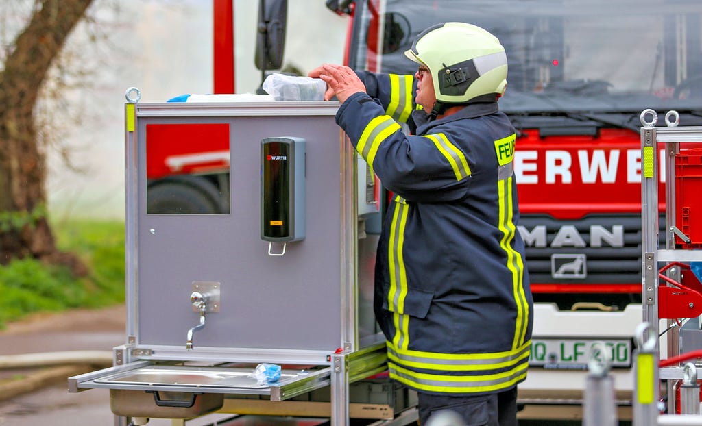 Ein Rollcontainer mit Waschbecken ist Teil der Hygieneeinheit auf dem neuen Logistikfahrzeug der Merseburger Wehr.