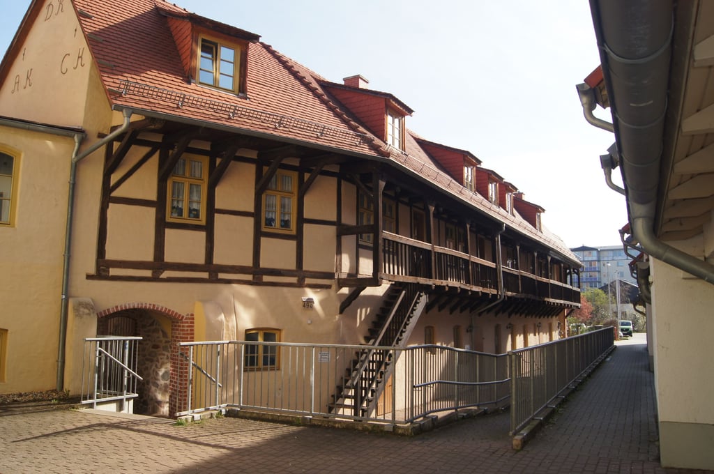 Das Wolmirstedter Laubenganghaus steht zwischen der Katharinenkirche und dem Wohn- und Geschäftshaus Triftstraße.