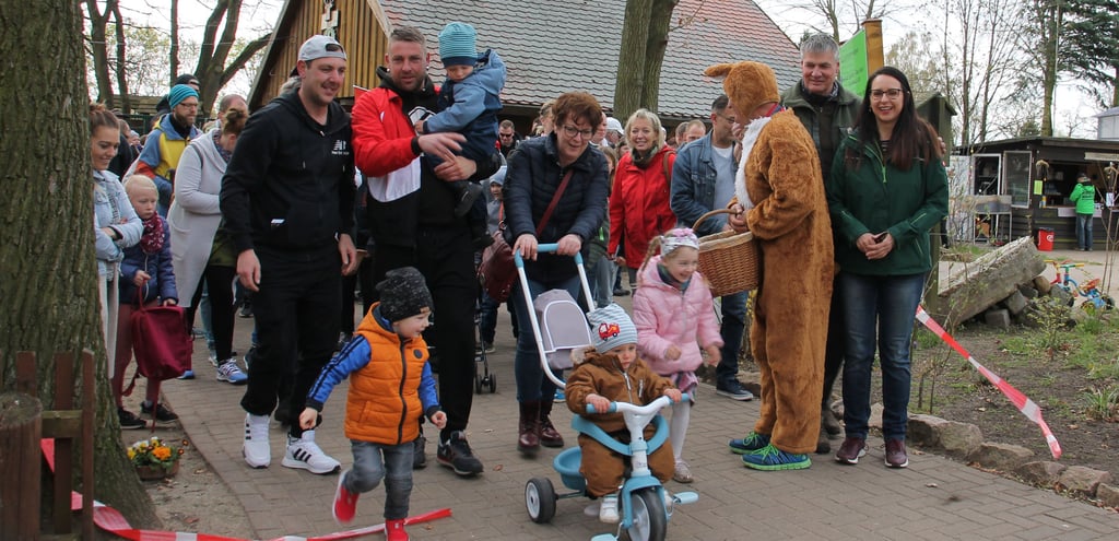 Die Eiersuche im Wildpark gaben Geschäftsführerin Victoria Alex (rechts) und Fördervereinsvorsitzender Michael Grupe (2.von rechts) zusammen mit dem Osterhasen frei. Groß und Klein stürmten voller Vorfreude los.