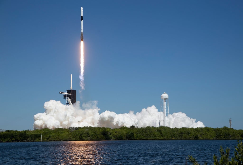 Eine SpaceX-Falcon-9-Rakete mit einer „Crew Dragon“-Raumkapsel und den privaten Raumfahrern an Bord hebt vom Weltraumbahnhof Cape Canaveral ab.
