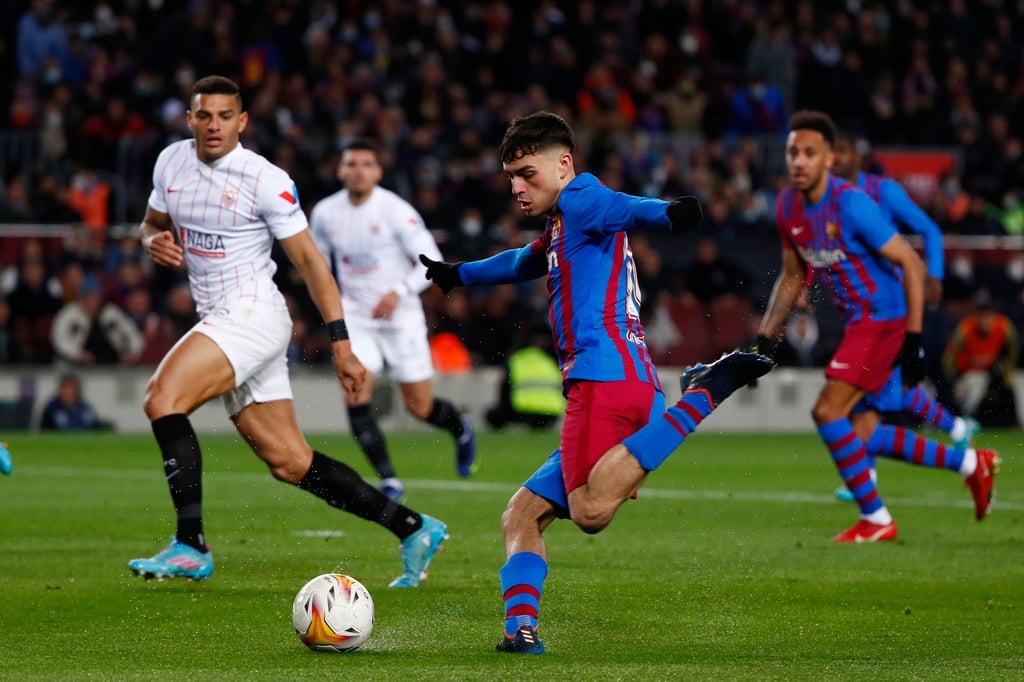 Der FC Barcelona muss vorerst auf Pedri (M.) verzichten.