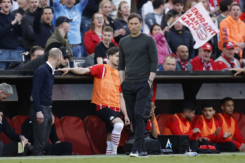 Roger Schmidt, Trainer der PSV Eindhoven, steht am Spielfeldrand.