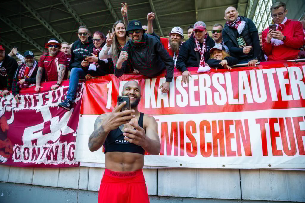 Terrence Boyd feiert den Derby-Sieg des 1. FC Kaiserslautern mit dem Fans am Betzenberg.