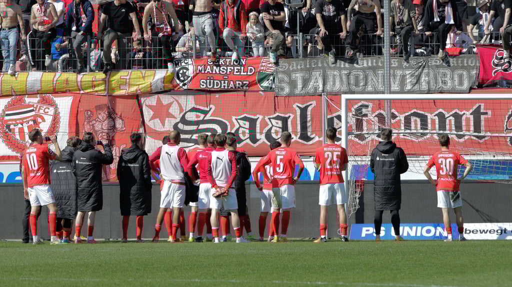 Die HFC-Fans schwören sich mit den Spielern auf den Endspurt im Abstiegskampf ein.
