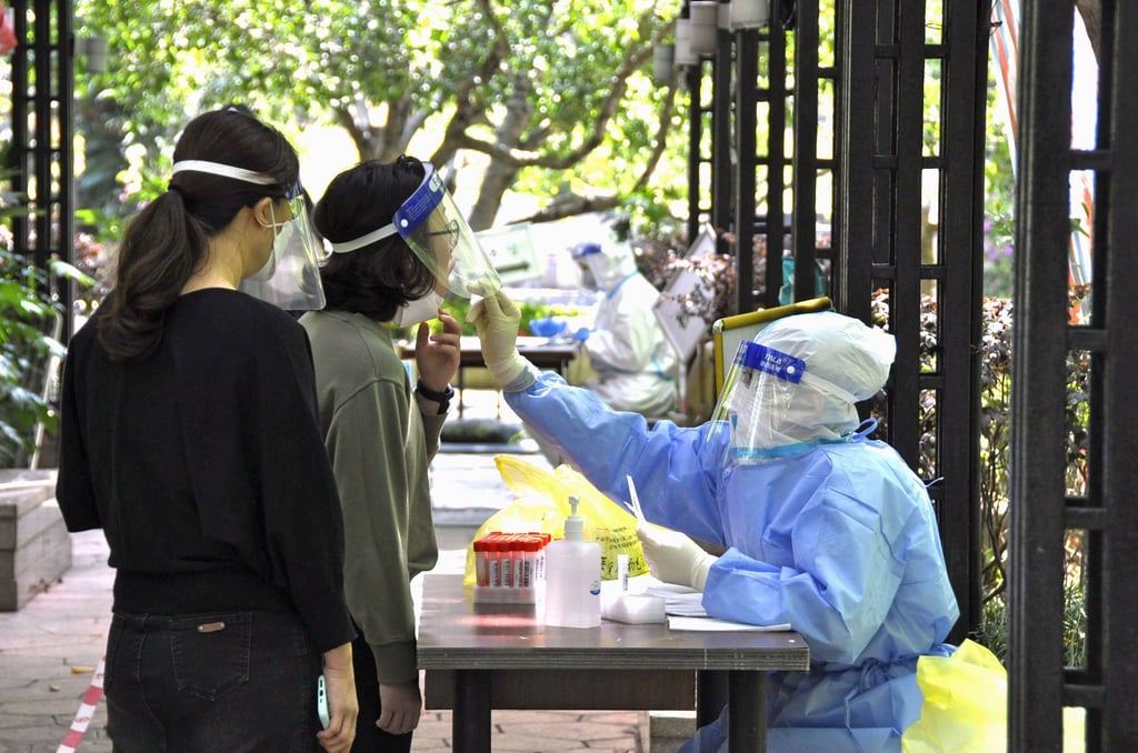 Bewohnerinnen einer Wohnanlage in Shanghai bei einem PCR-Test. Die Corona-Zahlen in der chinesischen Millionenmetropole bleiben trotz Lockdown hoch.