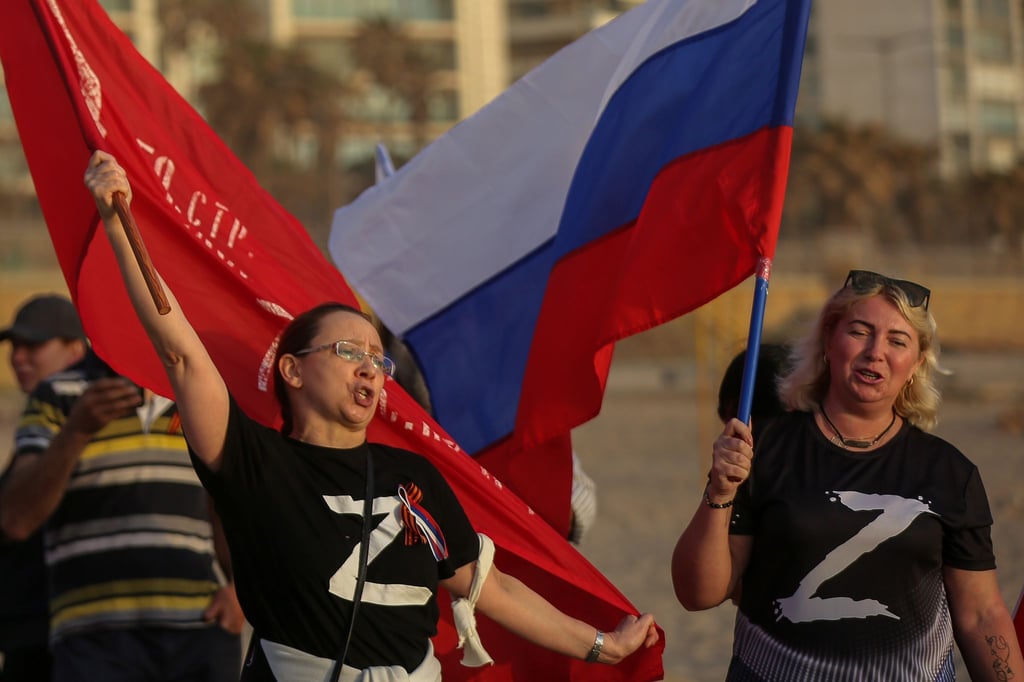 Eine russische Demonstratin in einem T-Shirt mit dem Buchstaben „Z“, der zum Symbol der Unterstützung für die russischen Streitkräfte geworden ist.