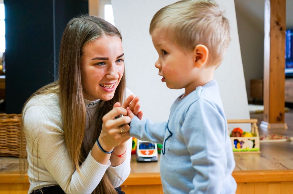 Yuliia mit ihrem eineinhalbjährigen Sohn. Sie sind insgesamt zu fünft aus Odessa in der Ukraine geflohen und nun in Behndorf untergekommen. Die Bürokratie macht ihnen das Ankommen aber nicht leicht.