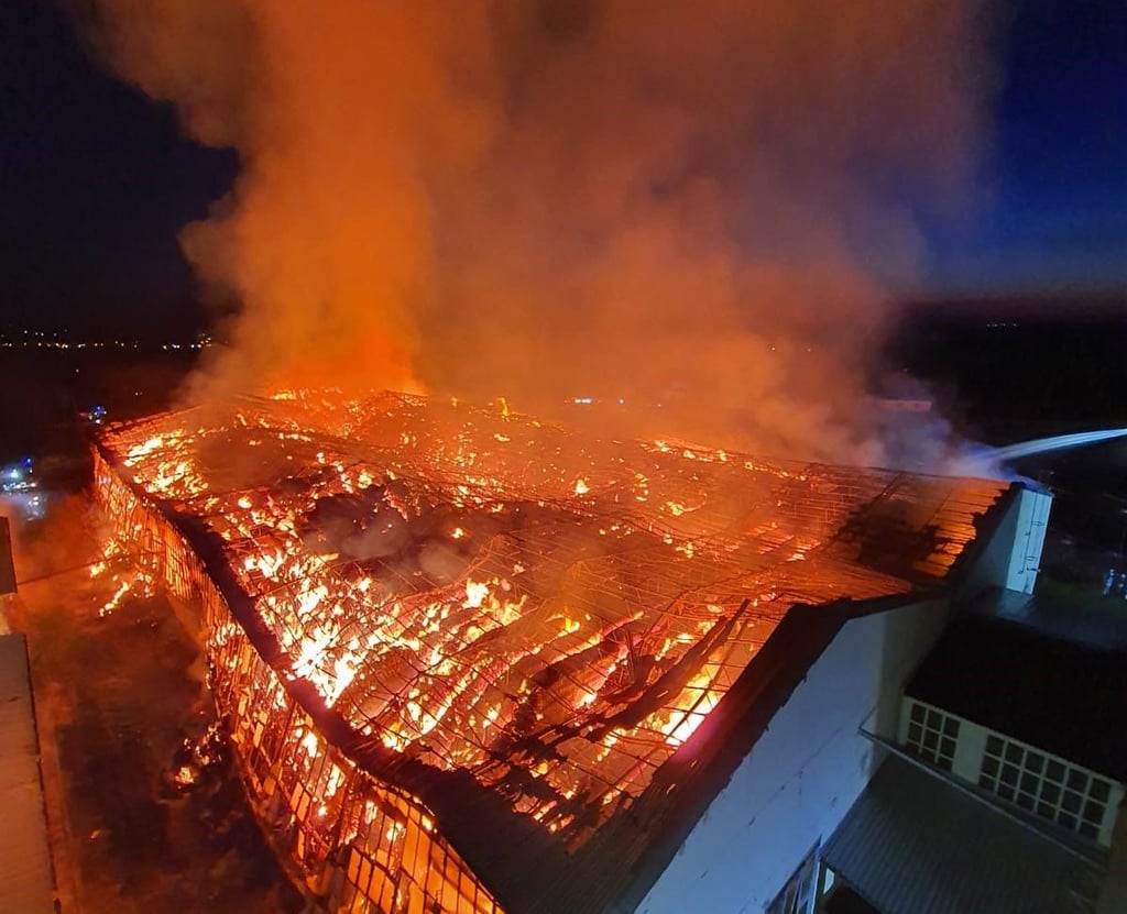 Die Lagerhalle an der Durchfahrtsstraße durch Neu Staßfurt brannte vollständig aus.