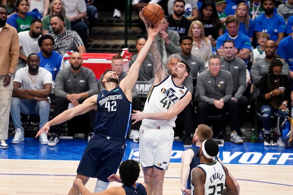 Maxi Kleber (l) von den Dallas Mavericks im Kampf um den Ball mit Juancho Hernangomez (r).