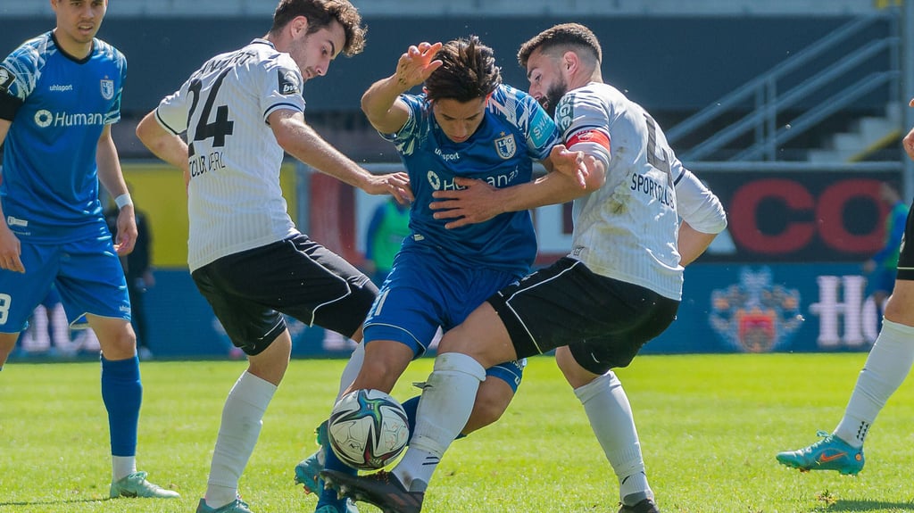 Magdeburgs Jason Ceka setzt sich gegen zwei Verler Gegenspieler durch.