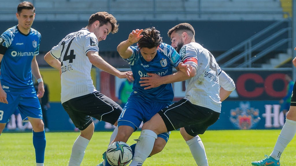 Magdeburgs Jason Ceka setzt sich gegen zwei Verler Gegenspieler durch.