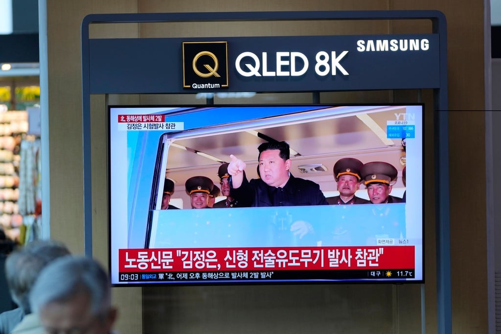 Ein Fernsehbildschirm in Seoul zeigt eine Nachrichtensendung, in der über Nordkoreas angeblichen Test einer neuartigen „Lenkwaffe“ berichtet wird.